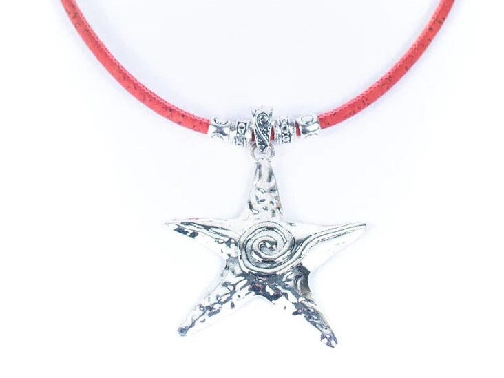 Beachy Vibes: Starfish Pendant Necklace for a Touch of Summer